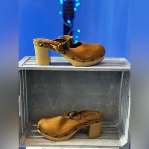 Sbicca Vintage Women's Tan Clog Heels 8M